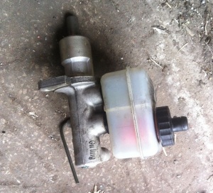 E32MasterCylinder001.jpg
